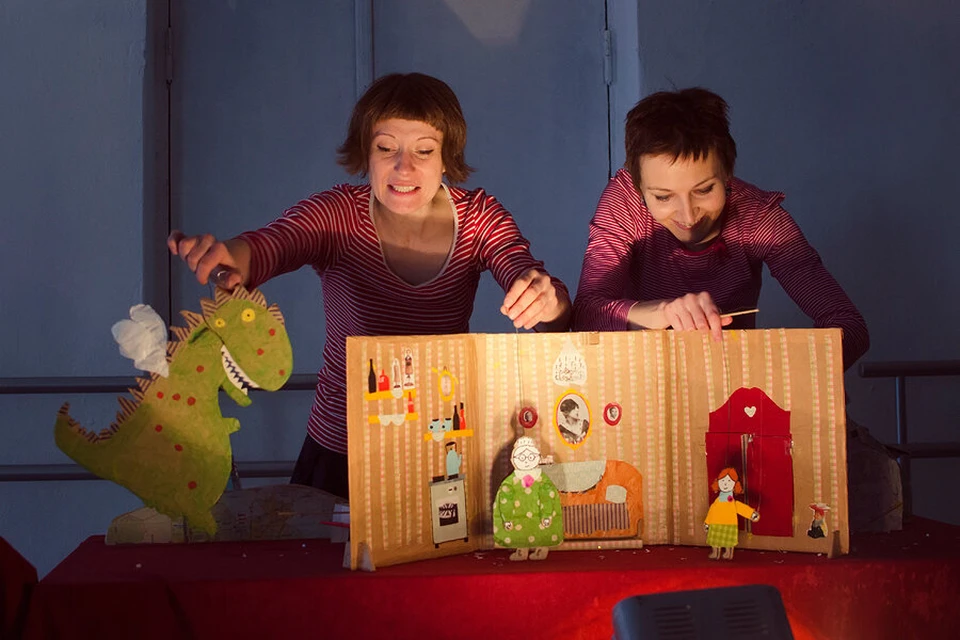 Кто создает спектакль 3 класс. Домашний театр для детей. Картонный театр для детей. Кукольный театр из коробок. Театр из коробки.