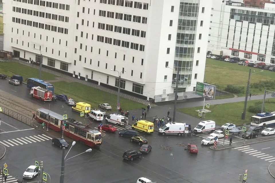 Автомобиль влетел в толпу пешеходов в Петербурге
