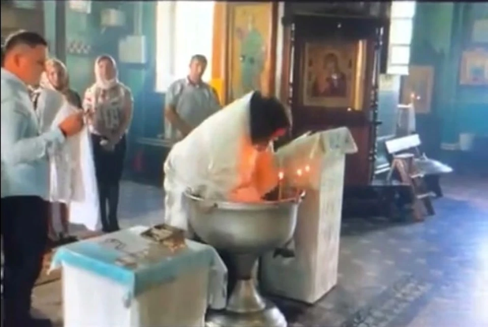 Крещение ребенка попало на видео Фото: кадр из видео