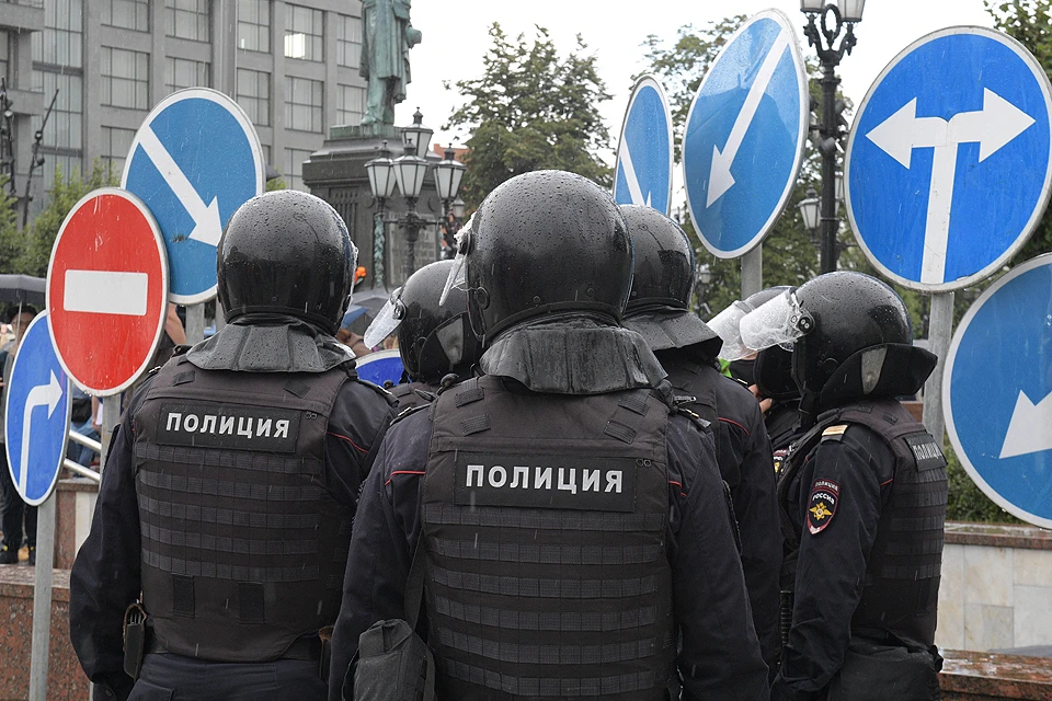 Полицейские готовятся к разгону несанкционированного шествия на Пушкинской площади в Москве.