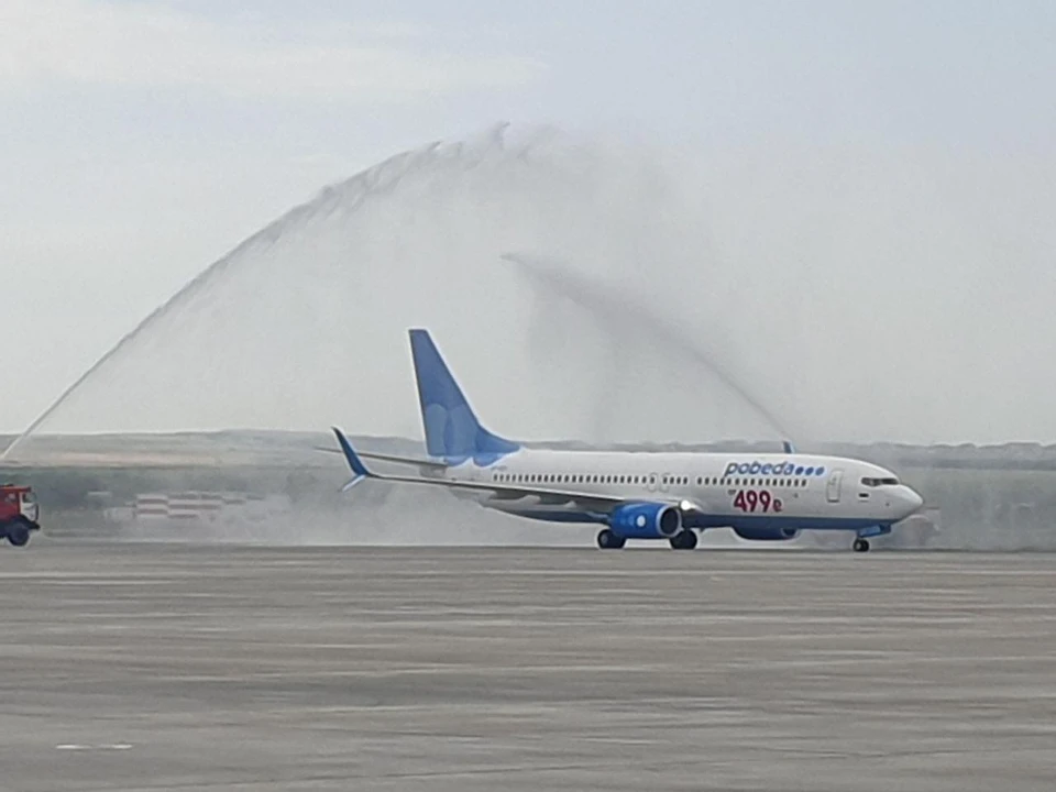 Первый рейс, прилетевший в саратовский аэропорт «Гагарин», встретили аркой водометов из пожарных машин