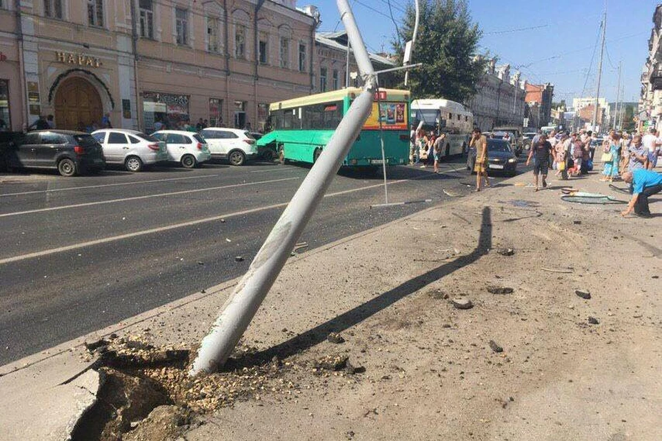 Автобус на большой скорости снес столб. Фото ГИБДД по Саратовской области