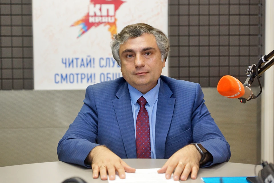 В эфире радио "Комсомольская правда" министр образования и науки Самарской области Виктор Акопьян.