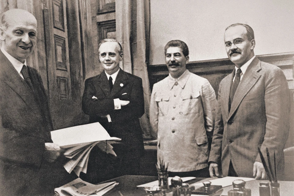 Слева направо: зав. юротделом МИД Германии Фридрих Гаусс, Иоахим фон Риббентроп, Иосиф Сталин и Вячеслав Молотов во время подписания пакта. Фото: Wikimedia Commons