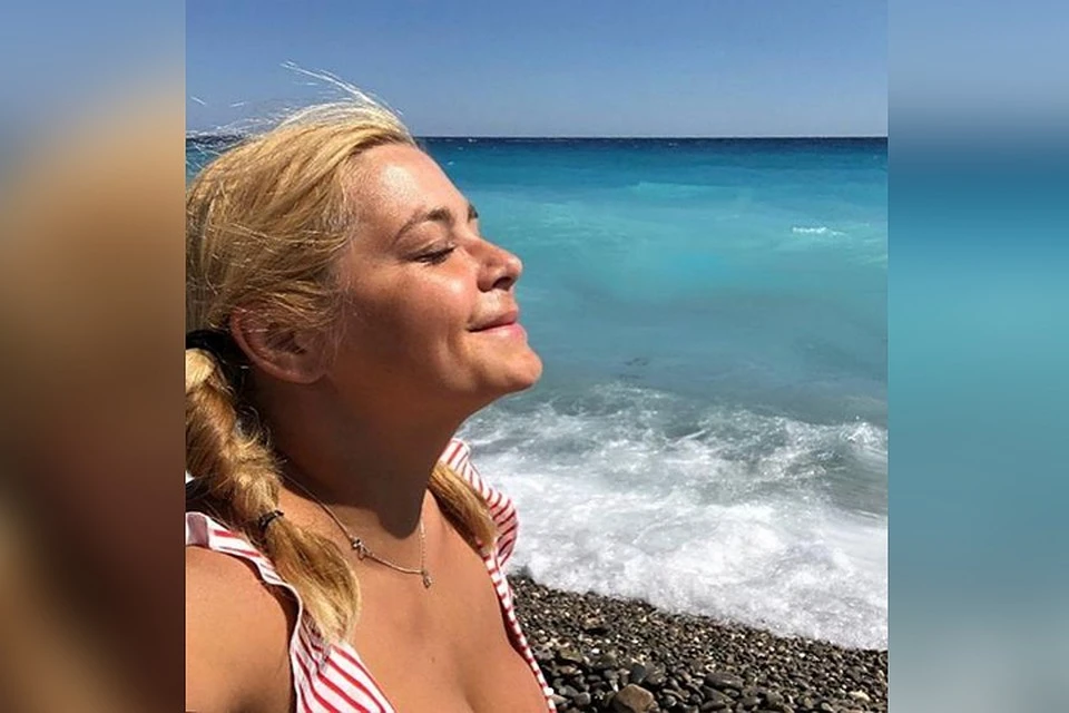 Ирина Пегова продемонстрировала пышную грудь на пляже в Крыму