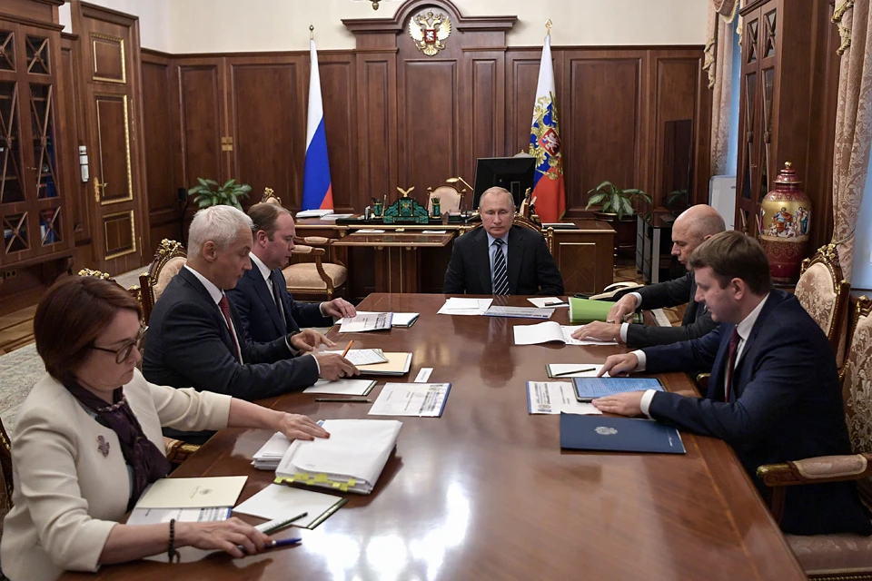 Инфляция постепенно приближается к целевому ориентиру, и сейчас она примерно 4,5 процента в годовом выражении, - похвалил Путин экономистов. Фото: Алексей Никольский/ТАСС