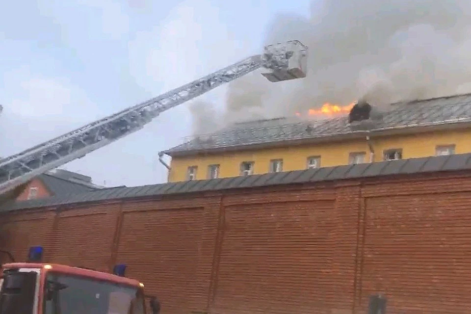 На место пожара стянуто больше десятка пожарных расчётов.