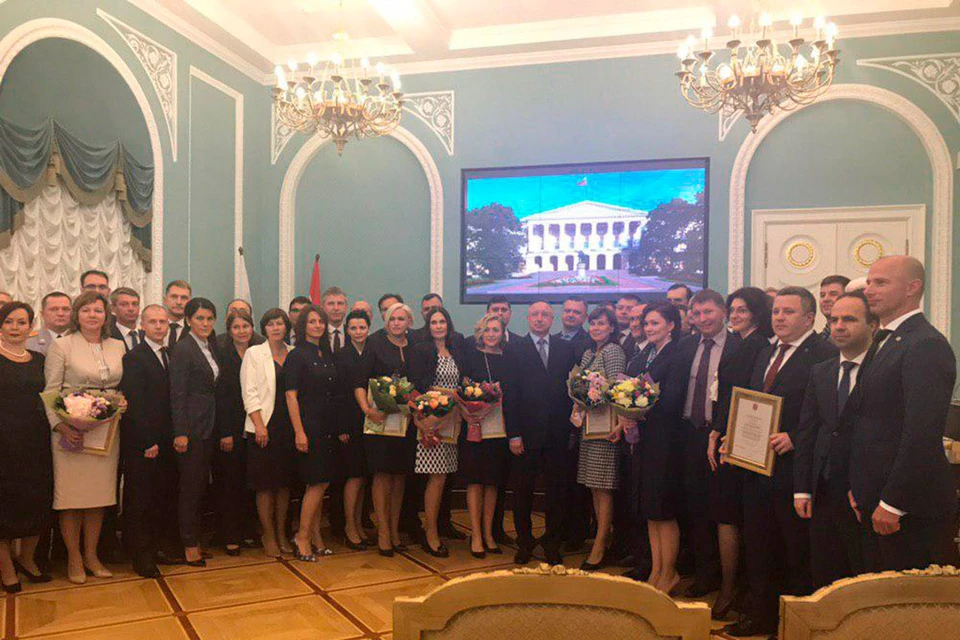 Первых выпускников чествовали в Лепном зале Смольного.