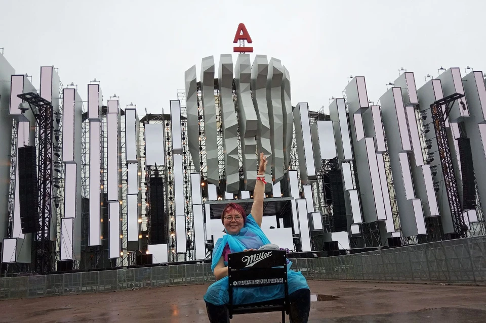 Елена Мороз рядом с главной сценой фестиваля AFP.