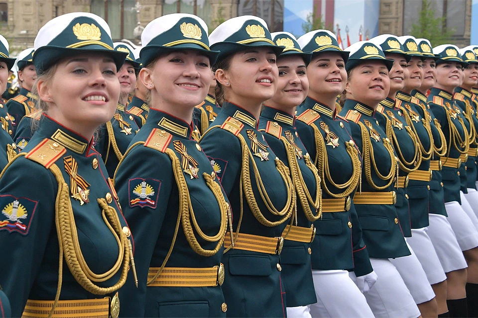 Сводный женский парадный расчет Министерства обороны РФ на Красной площади во время военного парада на Красной площади.