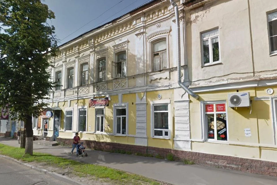 Весь первый этаж жилого дома занимают коммерческие структуры. Фото: https://www.google.com/maps/