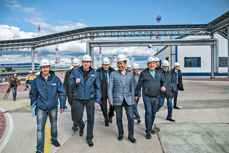 Глава Республики Якутия Айсен Николаев (в центре) всегда лично инспектирует ключевые промышленные объекты региона