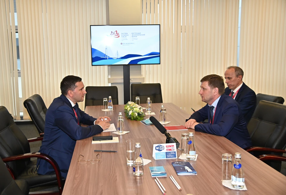 Губернатор региона Сергей Фургал встретился с министром природных ресурсов РФ Дмитрием Кобылкиным.