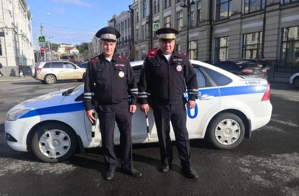 Лейтенанты полиции Виталий Яковлев и Дмитрий Михальчук не растерялись в трудной ситуации. Фото: УМВД по ТО