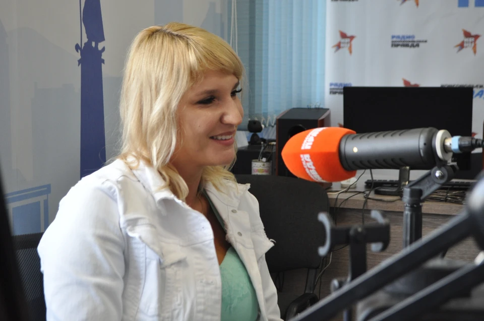 Ксения Пархоменко в студии радио «Комсомольская правда - Приморье»