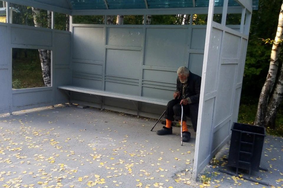 Пожилой мужчина не в состоянии нормально передвигаться и к тому же без определенного места жительства. Фото Константина Ижикова в соцсетях