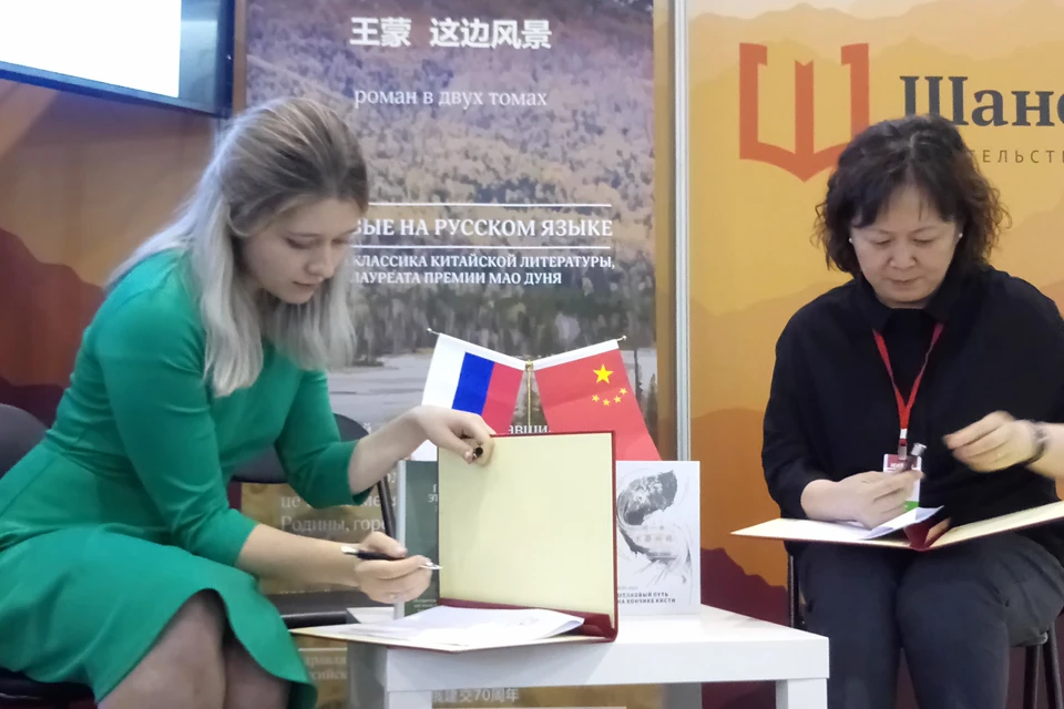 Церемония подписания соглашения об открытии "Иностранного редакционного кабинета китайской литературы" между издательствами "Шанс" и "Новый свет".