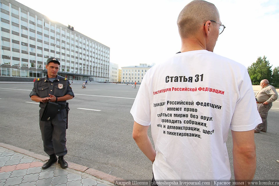 В 2012 году активисты устроили акцию на Стефановской площади Сыктывкара, приковав себя к фонарным столбам. Акция была приурочена к годовщине постановления мэра Ивана Поздеева о запрете проведения на Стефановской площади общественных акций. Фото Андрея Шопши.