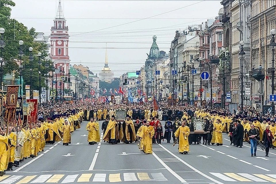 Десятки тысяч православных прошли по центру Петербурга в 295-ю годовщину переноса мощей святого князя Александра Невского из Владимира в Петербург