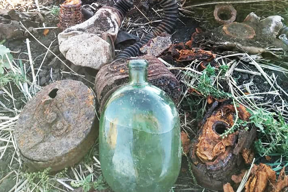 Фляга с водой и другие находки поисковиков. Фото: Александр Мальцнв