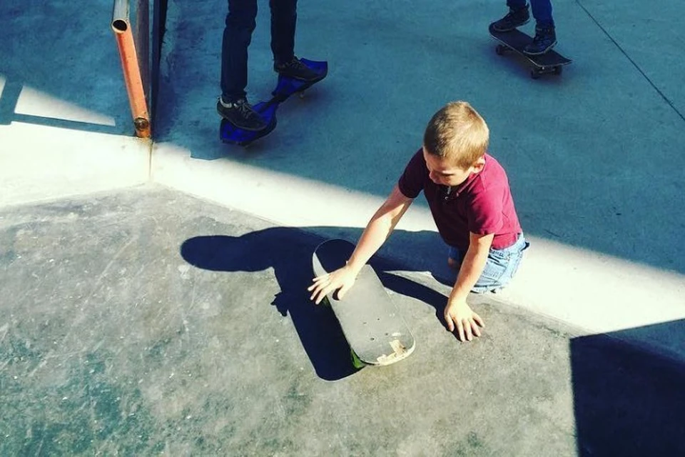 В свои 10 лет Максим Абрамов профессионально катается на скейтборде.