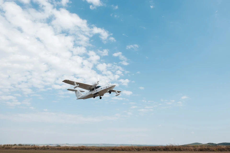 Самолет Ла-8 поднялся в воздух, чтобы отследить дельфинов. Фото: Валерия СКУРЫДИНА