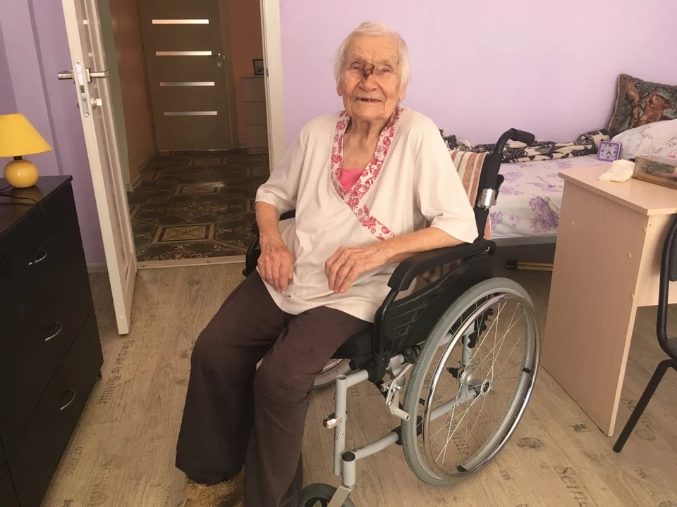 Зинаида Петровна в свои 100 лет чувствует себя прекрасно и не скрывает улыбки.