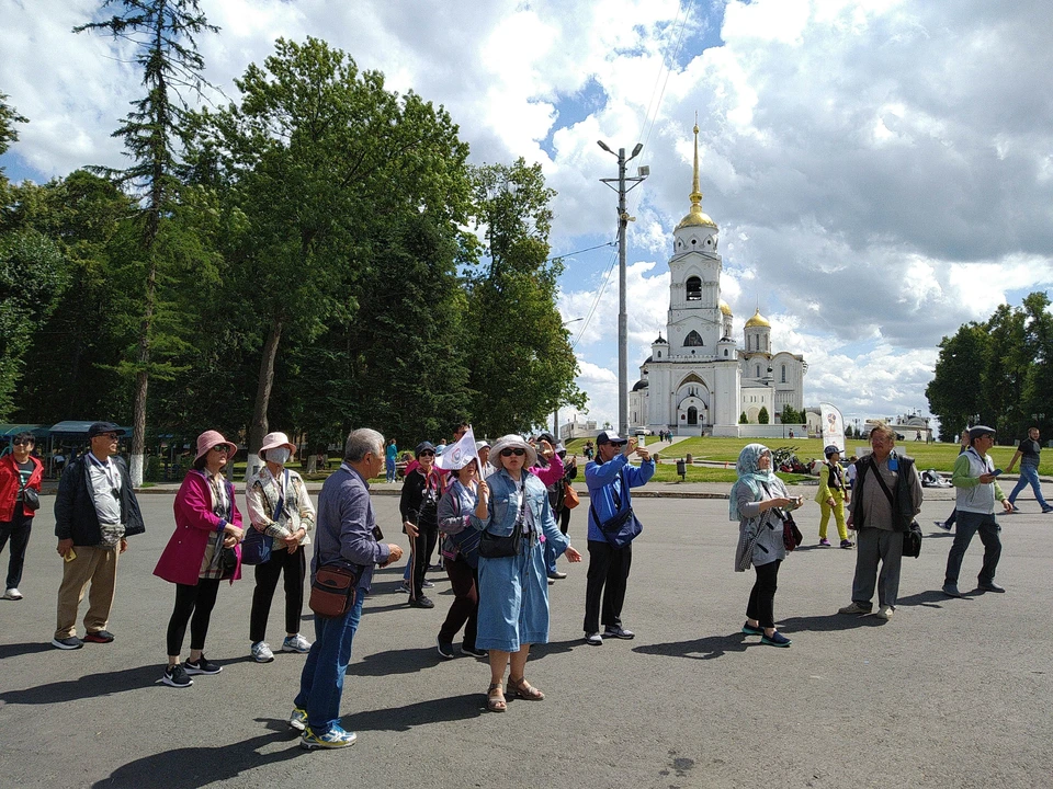 Время во владимире. Надежда Галаган Суздальский музей-заповедник. Город Владимир население. Туристы во Владимире. Город Владимир туризм.