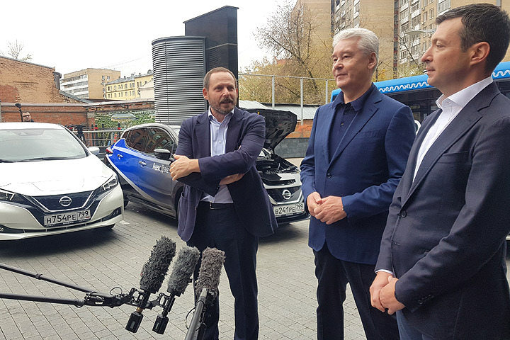 Мэр Москвы Сергей Собянин приехал ознакомиться с новинками каршеринга "Яндекс.Драйв", где теперь доступны электромобили.