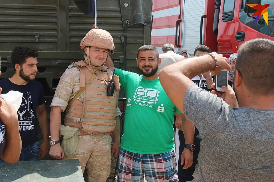 Российские военные в том числе раздают в Сирии гуманитарку. Самые ловкие сирийцы умудряются уйти и с консервами, и с заветным фото с бойцом из России.