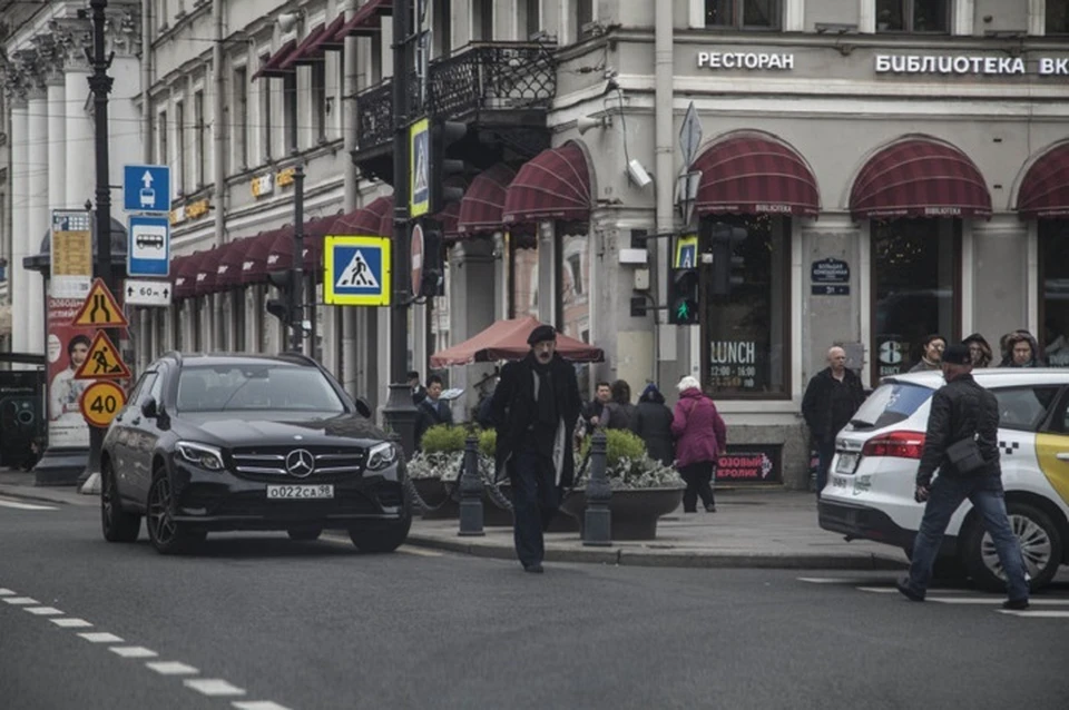 Автомобиль Боярского заметили припаркованным на встречной полосе на Невском проспекте в Петербурге