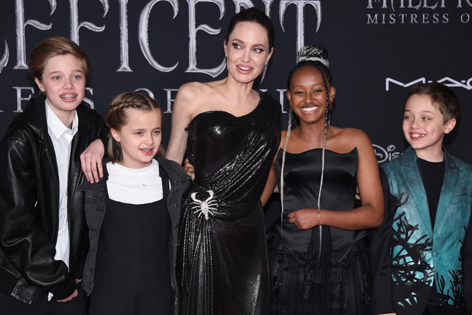 Анджелина Джоли привела детей на премьеру фильма «Малефисента: Владычица тьмы».