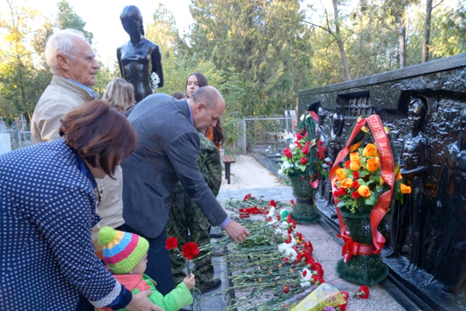 Возложение цветов у памятника воспитанникам Ейского детского дома. Фото: adm-yeisk.ru