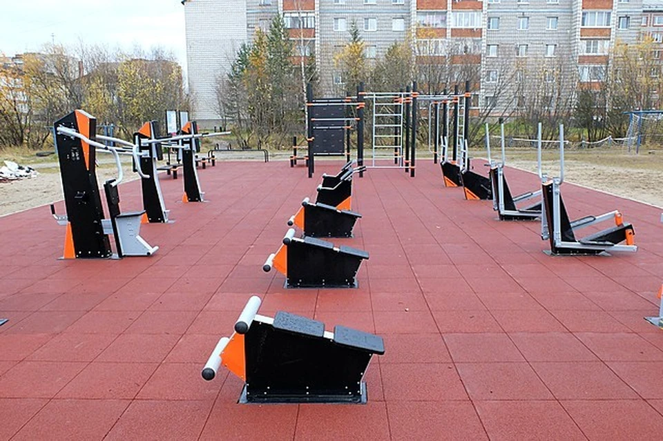 В сыктывкарском микрорайоне Давпон установили уличную спортивную площадку. Фото пресс-службы городской администрации