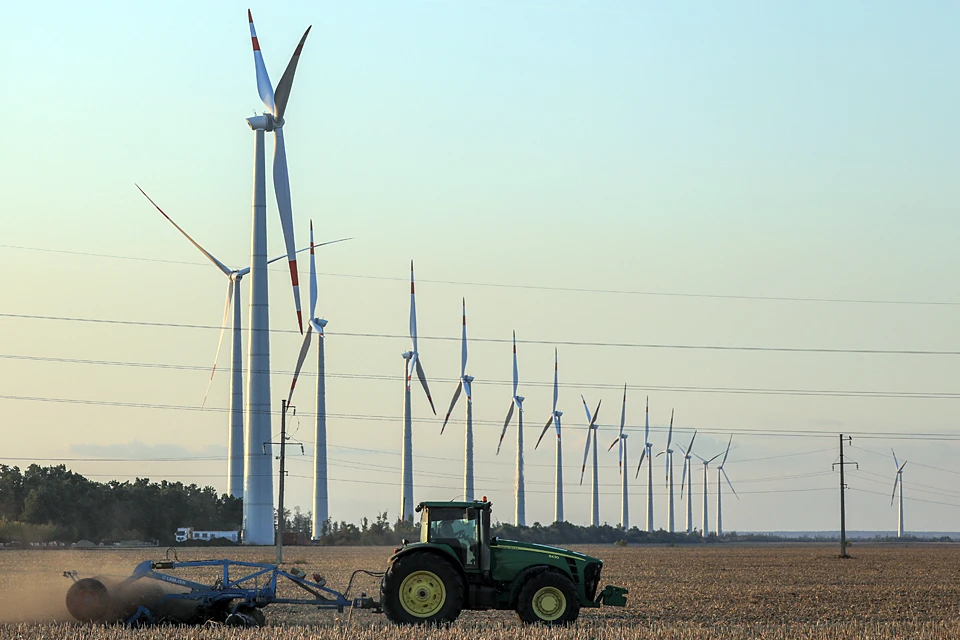 Уже в 2019 году ожидается отдача от запускаемых 60 ветрогенераторов (150МВт) на полях Адыгейской ВЭС. Фото: Александр Рюмин/ТАСС