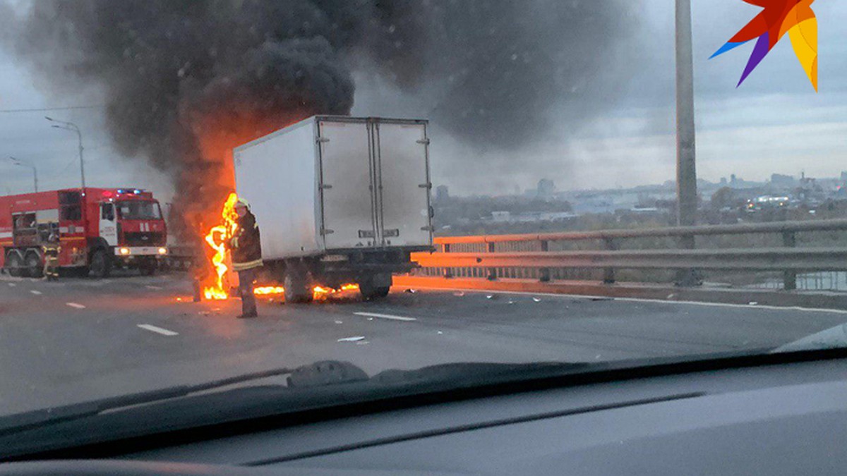 На Мызинском мосту в Нижнем Новгороде горит ГАЗель, но пожарные ее не тушат  - KP.RU