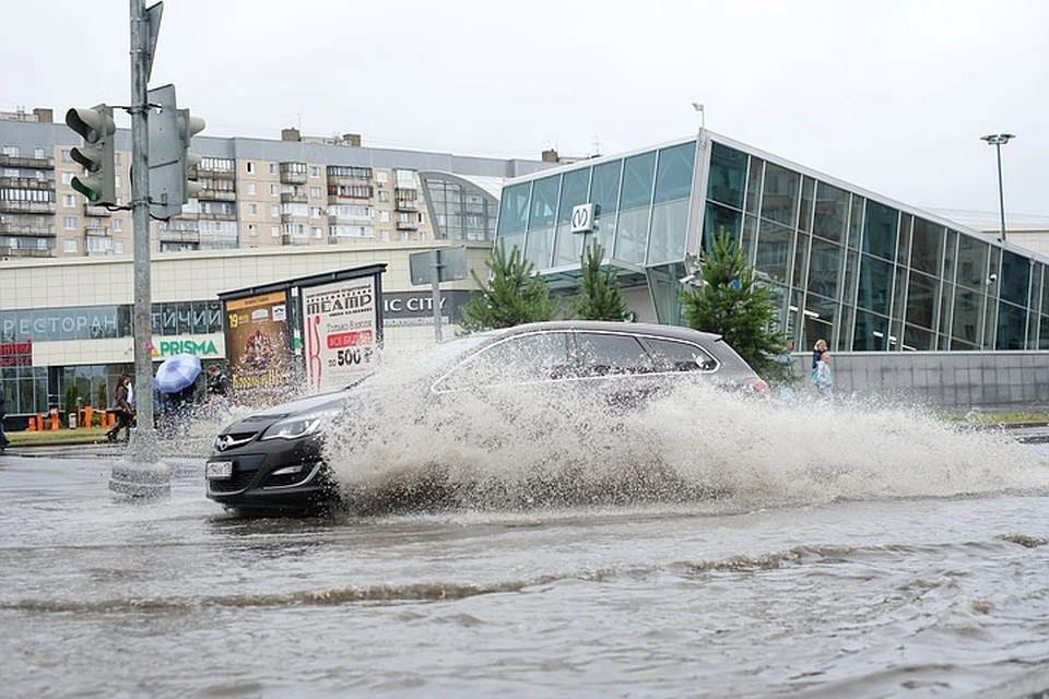 К наводнениям жителям Санкт-Петербурга не привыкать: у нас что ни дождь, то реки вместо улиц.