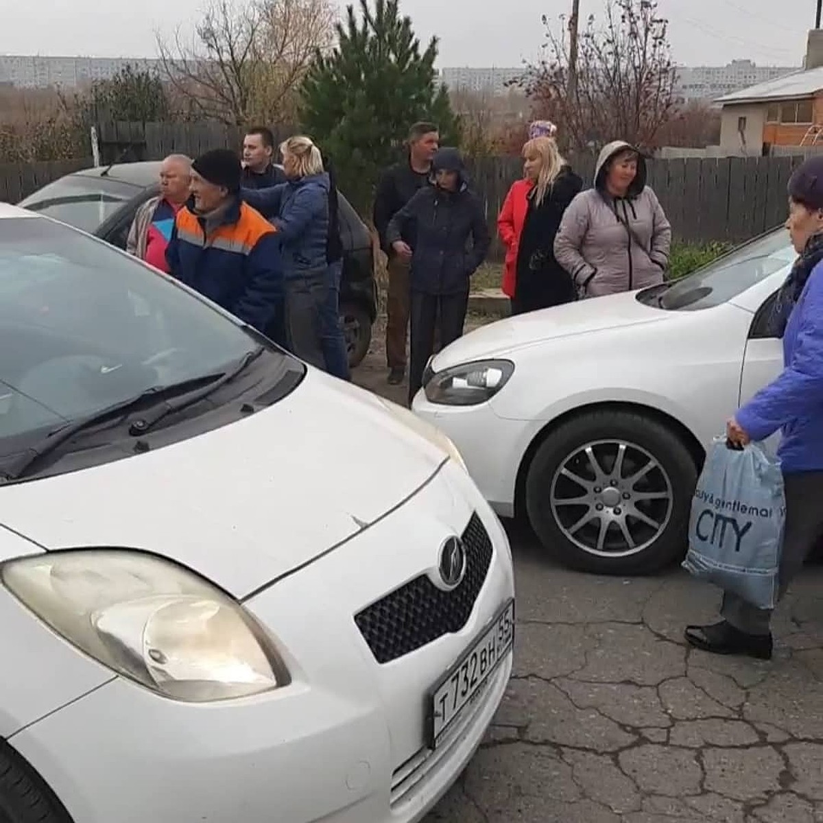 Ждете, когда наших детей собьют?!»: В Омске жители поселка Рыбачий  заблокировали объезд из-за перекрытой дороги - KP.RU