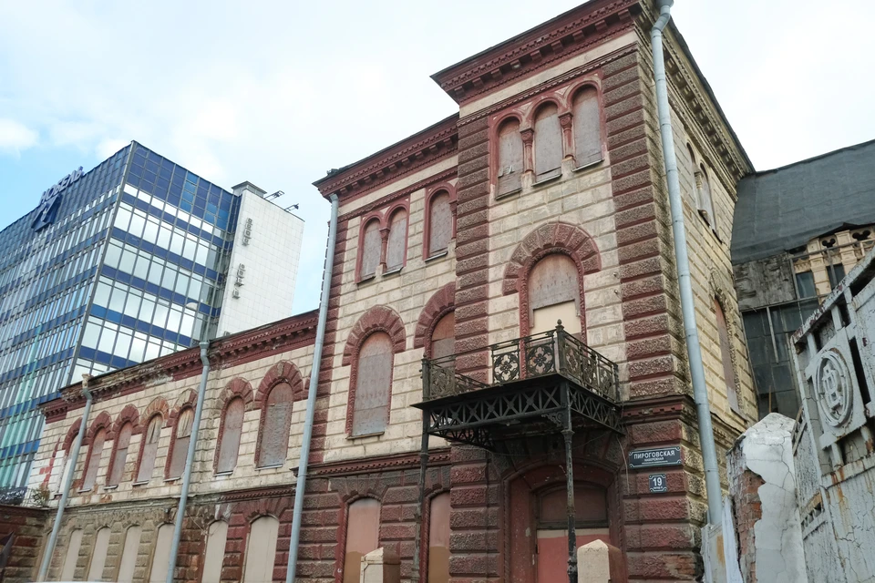 Снести нельзя реставрировать: что делать с полуразрушенными зданиями в центре Петербурга