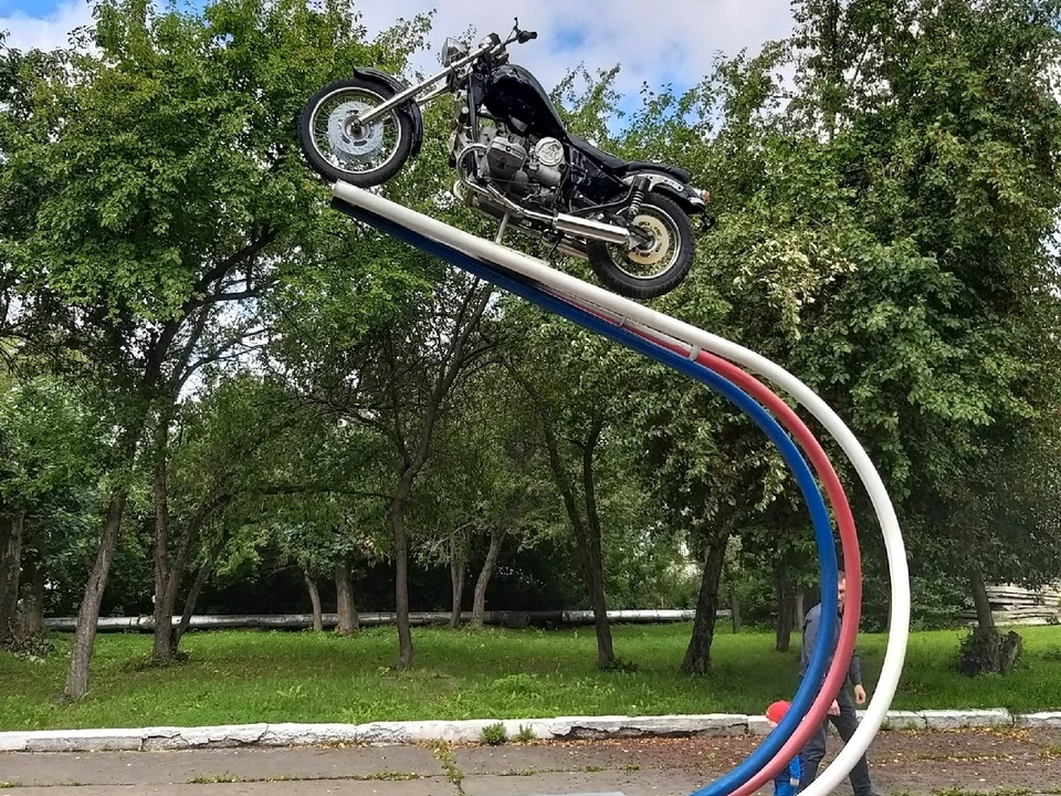 Памятник мотоциклу "Урал", находящийся недалеко от Ирбитского государственного музея мотоцикла