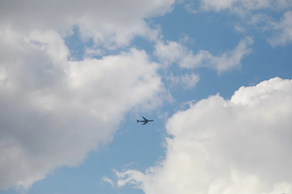 Самолет кружит над Красноярском, вырабатывая топливо