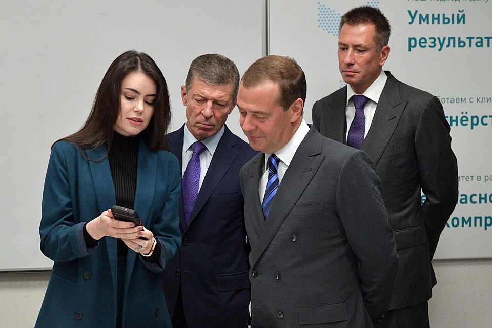 Дмитрий Медведев во время посещения ПАО "Сибур Холдинг". Фото: Александр Астафьев/POOL/ТАСС