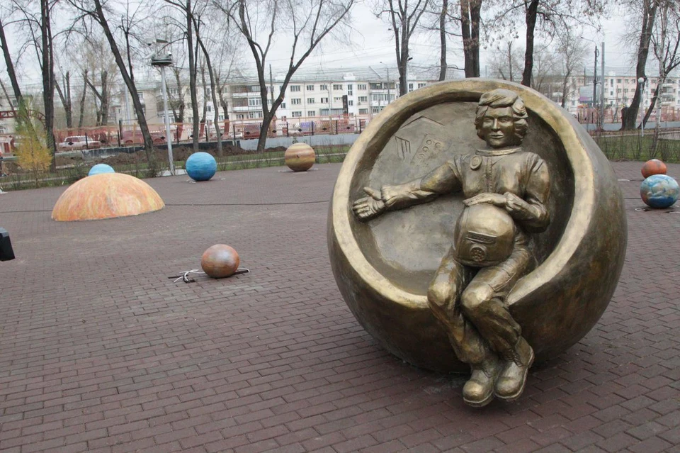 Скульптура Валентины Терешковой в челябинском парке получилась сильно беременной. Фото: cheladmin.ru