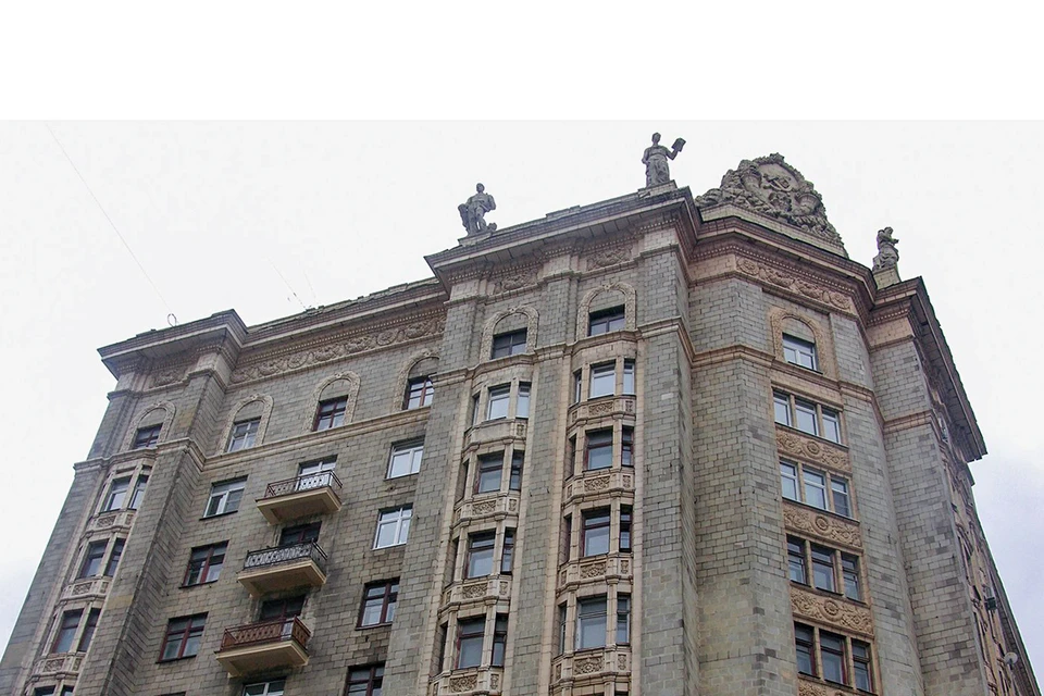 На Смоленской набережной, 2а памятником стал огромный жилой дом 50-х годов в стиле сталинский ампир