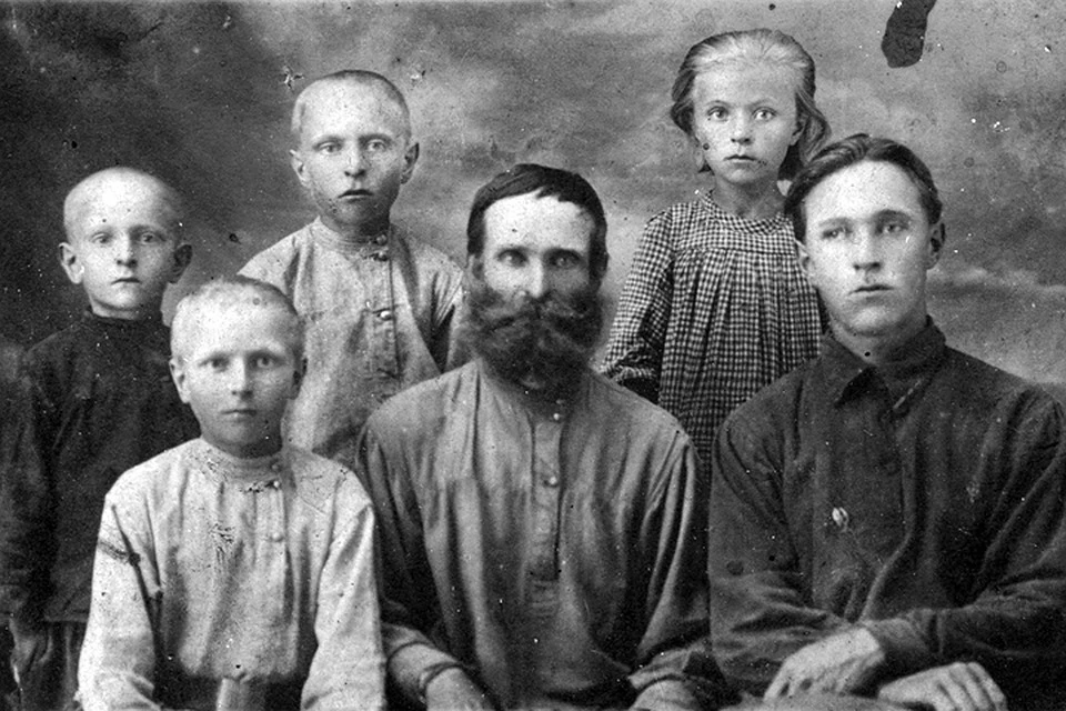 Степан Карагодин и его семья. За нее теперь грозится отмстить их потомок. Фото: Денис Карагодин/stepanivanovichkaragodin.org