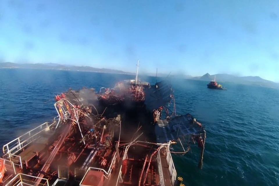 Мощный взрыв разворотил часть судна. Фото: социальные сети