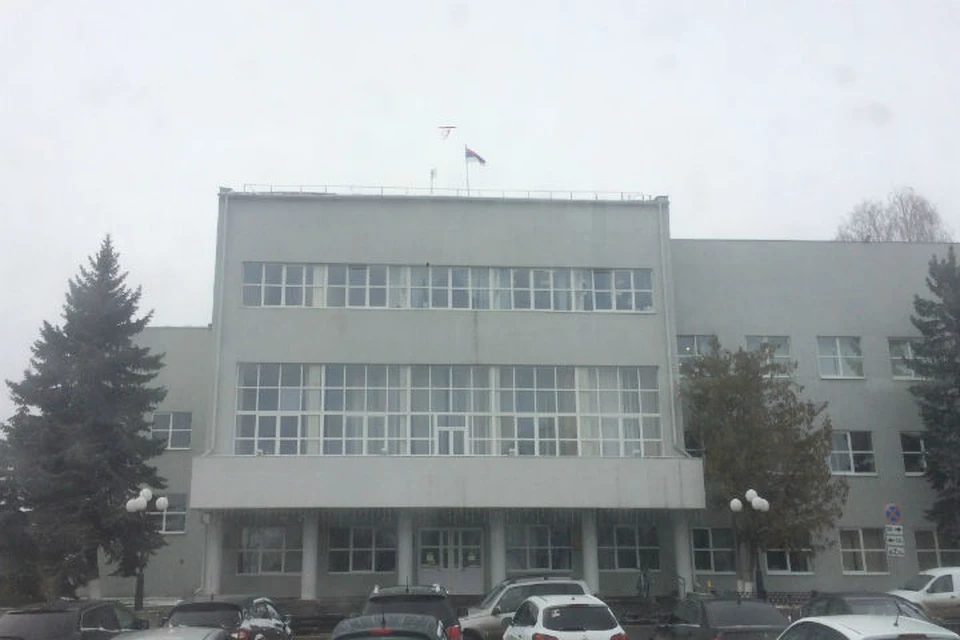 Новость о перевернутом флаге России на здании администрации Дзержинска назвали фейком. ФОТО: Игорь Днепров.