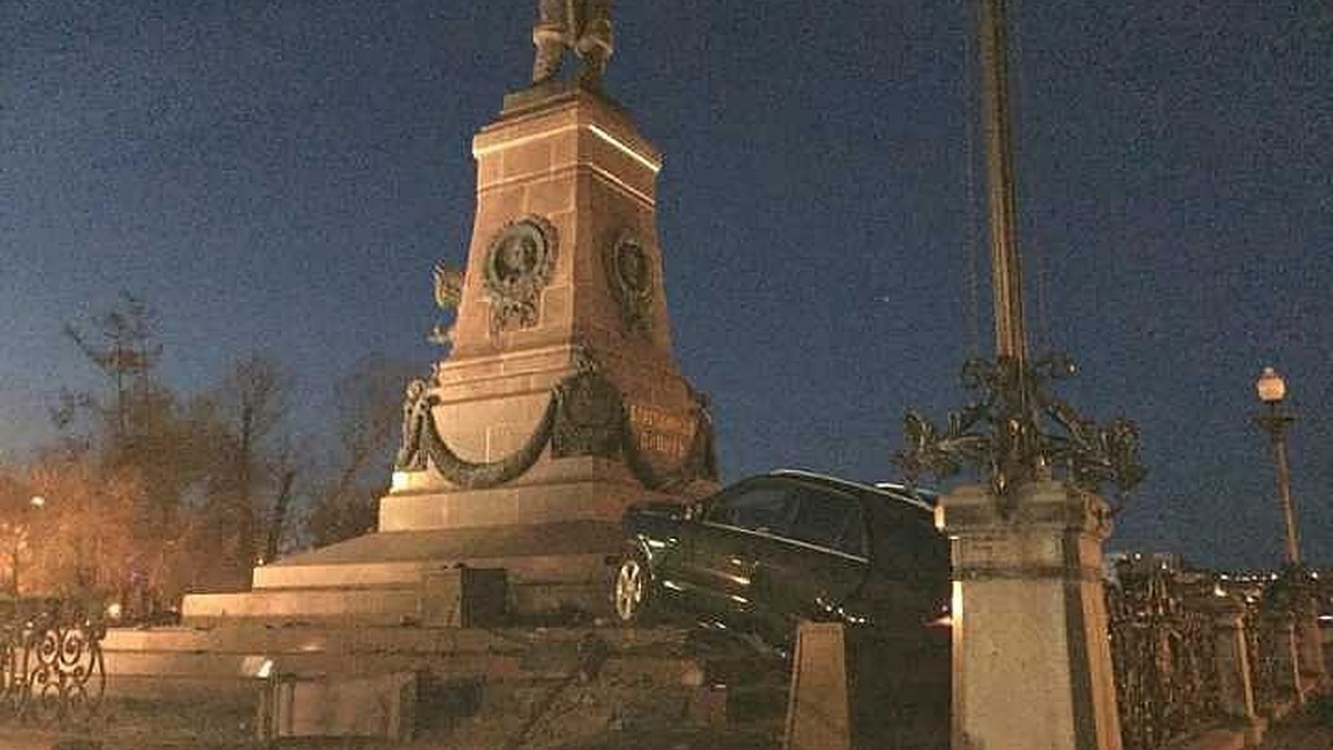 Водитель «Мерседеса», врезавшегося в памятник Александру III в Иркутске,  оплатит ремонт монумента - KP.RU