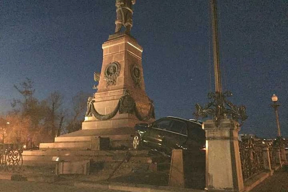 Водитель «Мерседеса», врезавшегося в памятник Александру III в Иркутске, оплатит ремонт монумента