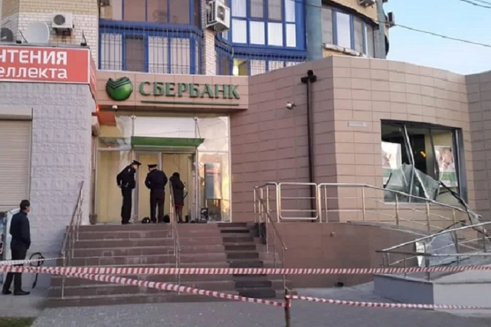 Взрыв прогремел в 4:44 утра.